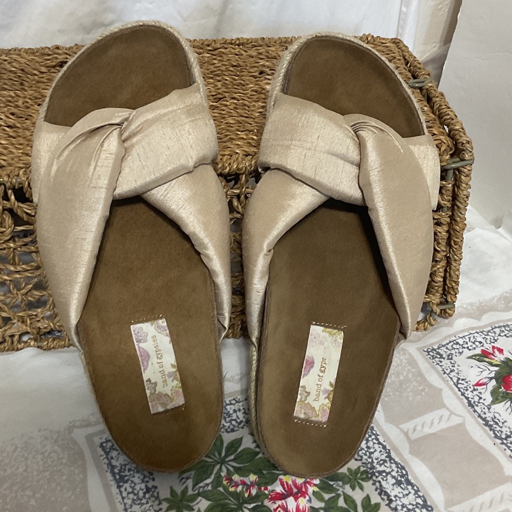 Band of Gypsies Beautiful Slip on Sandals Sz 7 NEW